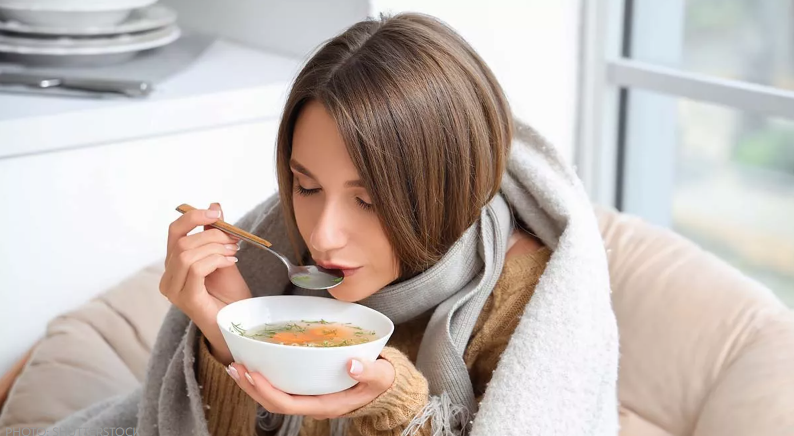 Ιώσεις: Tι να τρώμε σε κρυολόγημα και γρίπη για γρήγορη ανάρρωση σύμφωνα με την ειδικό