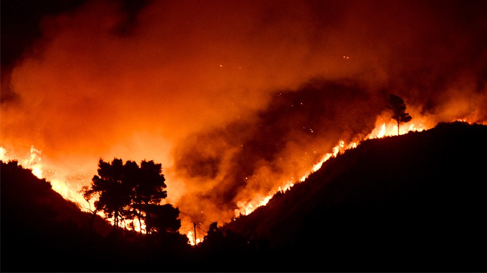 Αττική: Ολονύχτια μάχη να μην φτάσουν στα Βίλια οι φλόγες - Μεγάλο μέτωπο στο όρος Πατέρα