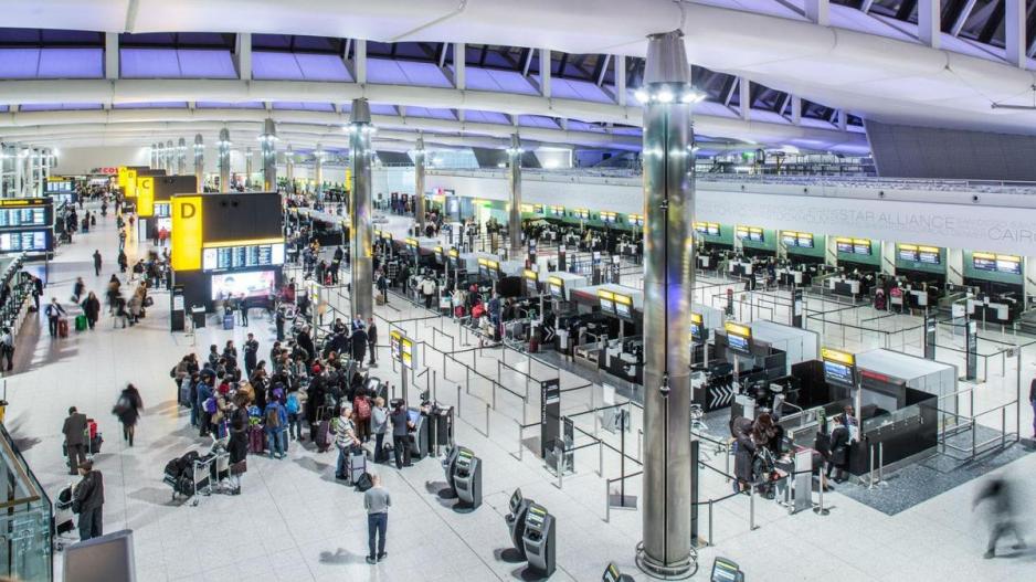 Ταλαιπωρία για Κύπρια στο αεροδρόμιο του Heathrow – Φόβοι για τις διακοπές με τα παιδιά και τον σύζυγό της – ΦΩΤΟΓΡΑΦΙΕΣ