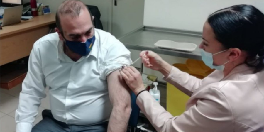 Γιάννης Καρούσος: Εμβολιάστηκε με την 3η δόση - Δίνει μηνύματα αισιοδοξίας