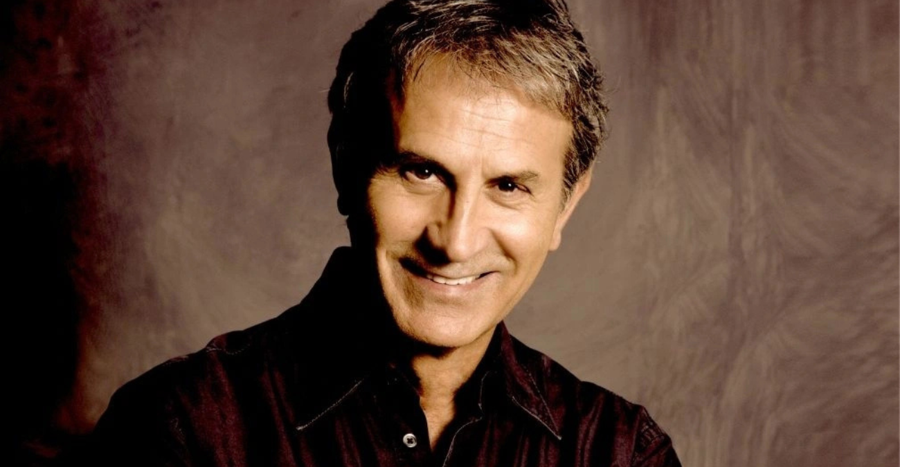 Γιώργος Νταλάρας: Γέμισε δυο φορές το ΟΑΚΑ – To ρεκόρ, οι 160.000 θεατές και η συγκίνηση