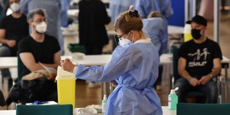 Γερμανία: Νοσοκόμα άλλαξε το εμβόλιο κορονοϊού με αλατούχο διάλυμα - 8.600 τα θύματα