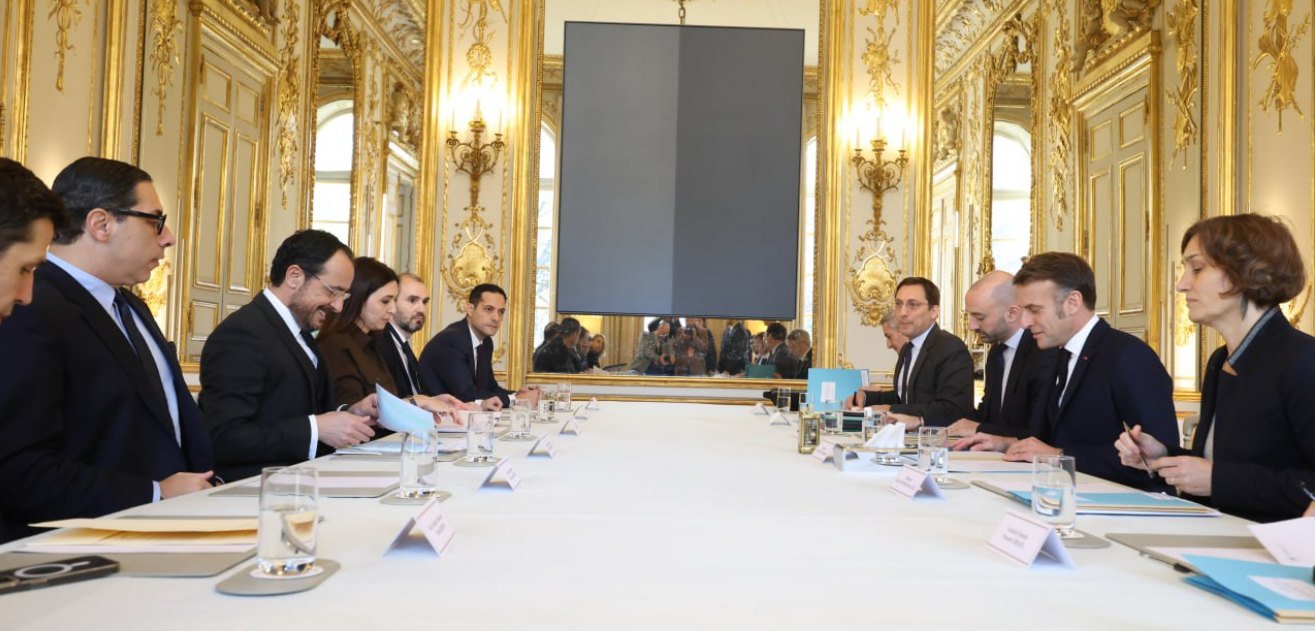 Υποδέχθηκε τον ΠτΔ στο Μέγαρο Ηλυσίων ο Μακρόν - Στο επίκεντρο της συζήτησης η ανάληψη της Προεδρίας