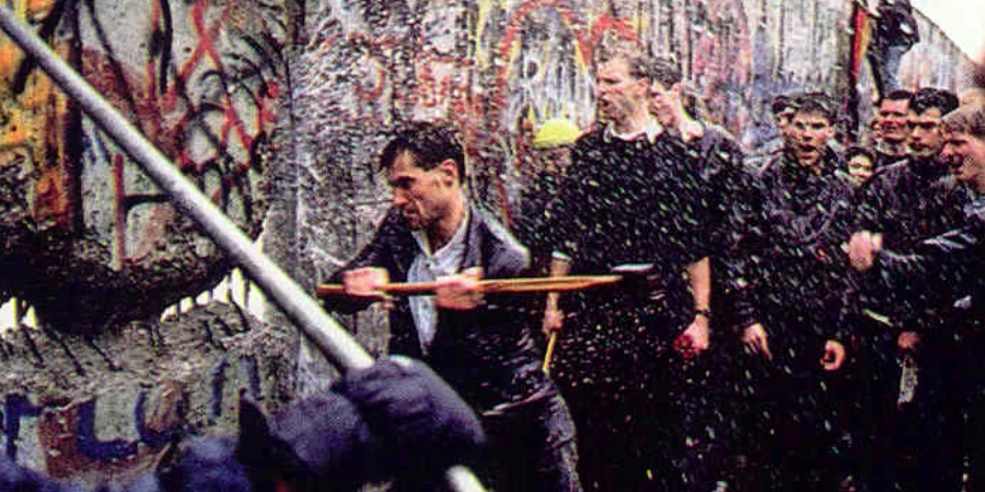 9 Νοεμβρίου 1989: Το Τείχος του Βερολίνου πέφτει, ενώνει την Ευρώπη και την αλλάζει για πάντα - ΦΩΤΟΣ