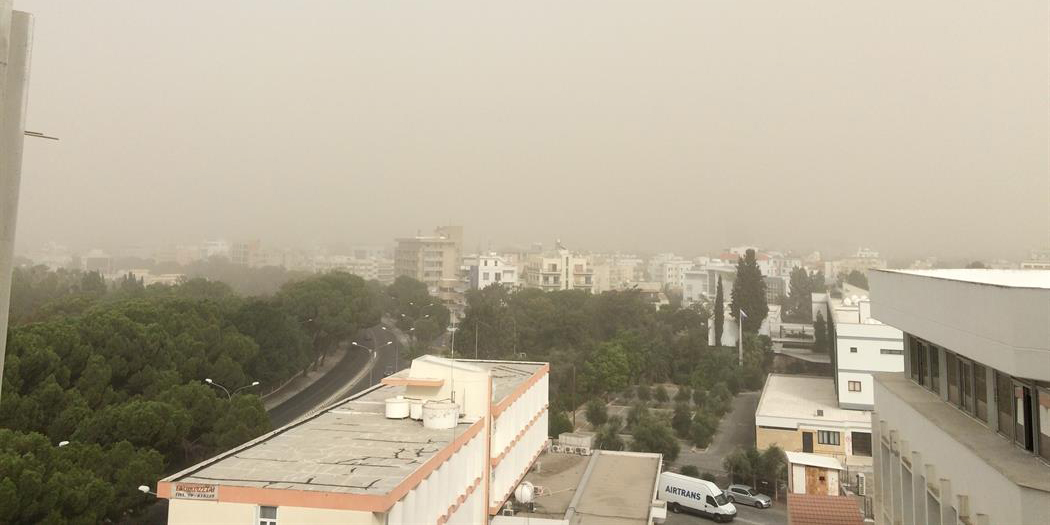 Βροχές και μπόλικη σκόνη στην ατμόσφαιρα - Τι περιλαμβάνει το καιρικό μενού