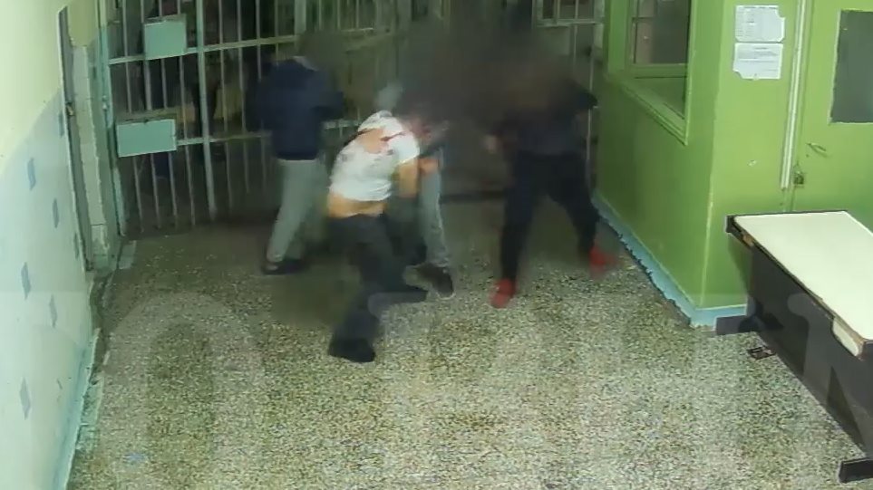 ΚΟΡΥΔΑΛΛΟΣ: Εν ψυχρώ δολοφονία κρατούμενου - Κατέγραψαν σκληρές εικόνες οι κάμερες - VIDEO 