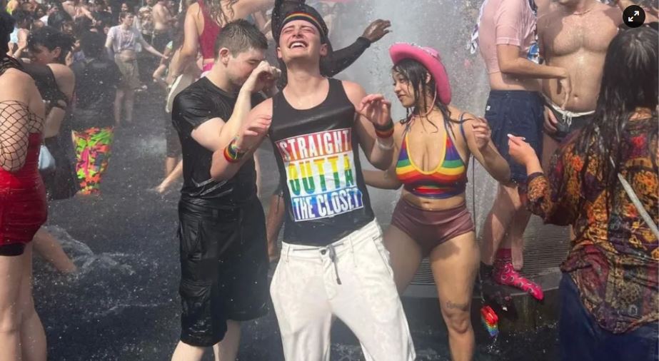 Stranger Things: Πέντε μήνες αφού αποκάλυψε ότι είναι γκέι, ο «Γουίλ» πήγε στο πρώτο του pride - Δείτε φωτογραφίες