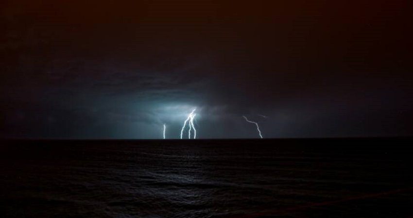 Μεσογειακός κυκλώνας 'Ιανός': Η στιγμή που... εξωγήινο σύννεφο 'καταπίνει' τη Λευκάδα - ΦΩΤΟΓΡΑΦΙΕΣ