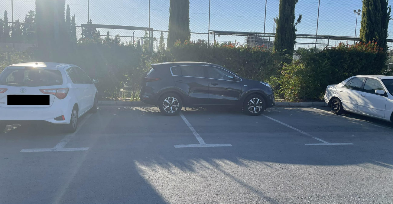 Έκανε το parking δικό του – Όχι ένα αλλά…τρεις χώρους στάθμευσης πήρε με τη μία – Δείτε φωτογραφία