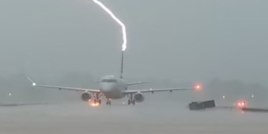 ΗΠΑ: Αστραπή χτυπάει αεροπλάνο στο Αρκάνσας κατά τη διάρκεια καταιγίδας - Συγκλονιστικό βίντεο