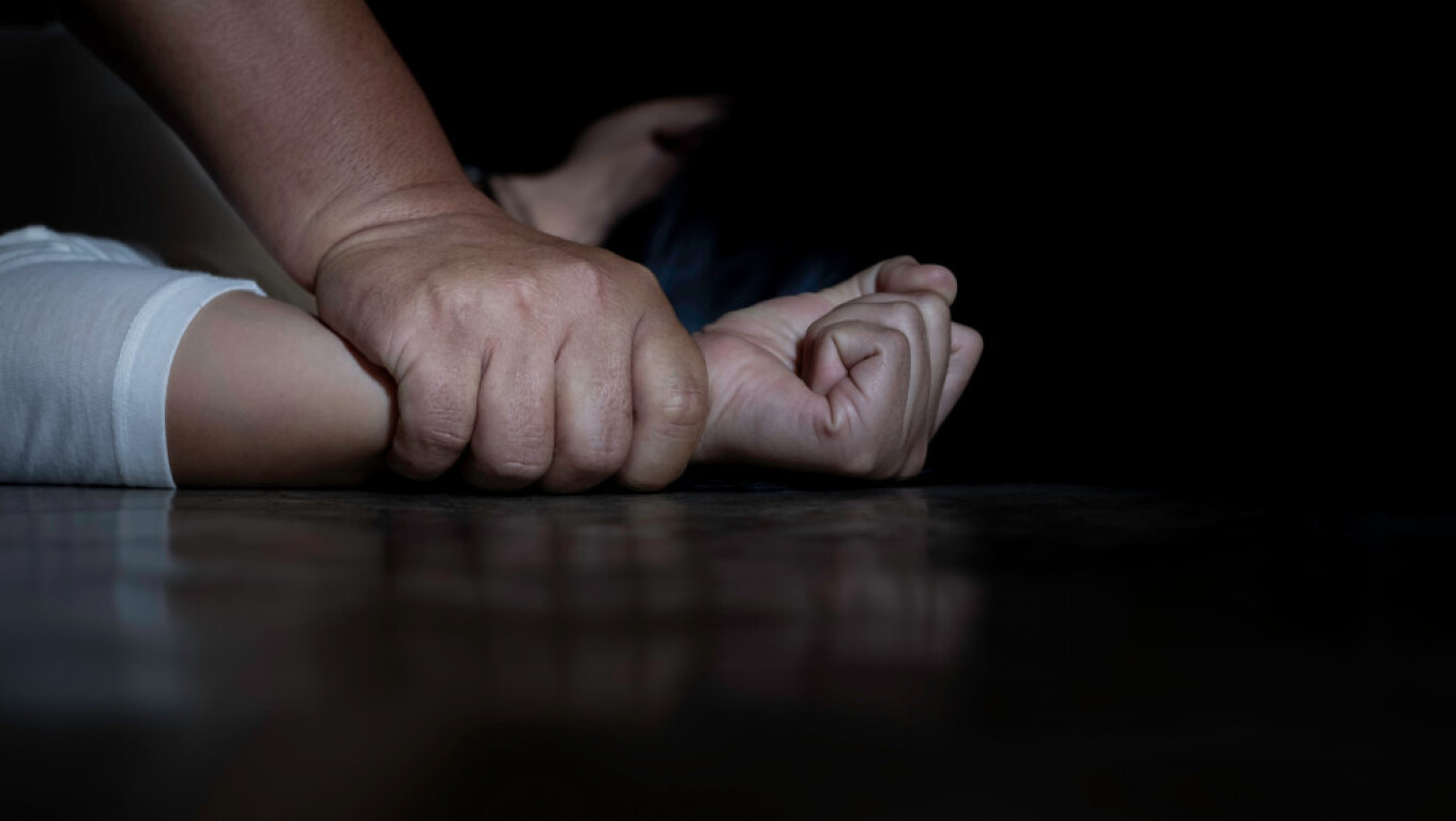 Λαύριο: 33χρονος ασελγούσε στην 13χρονη θετή του κόρη - Περίμενε να φεύγει η μητέρα της από το σπίτι