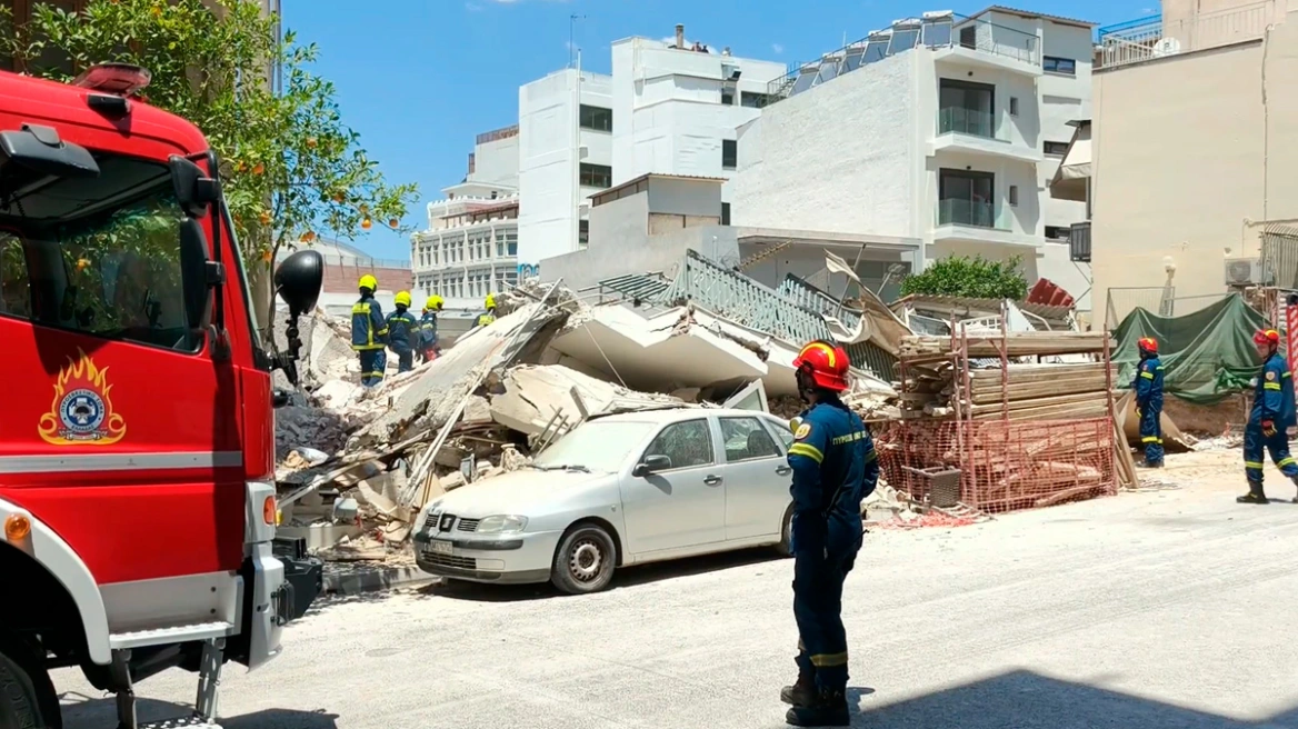 Κατάρρευση πολυκατοικίας στα Πετράλωνα - Πληροφορίες για τέσσερις εγκλωβισμένους