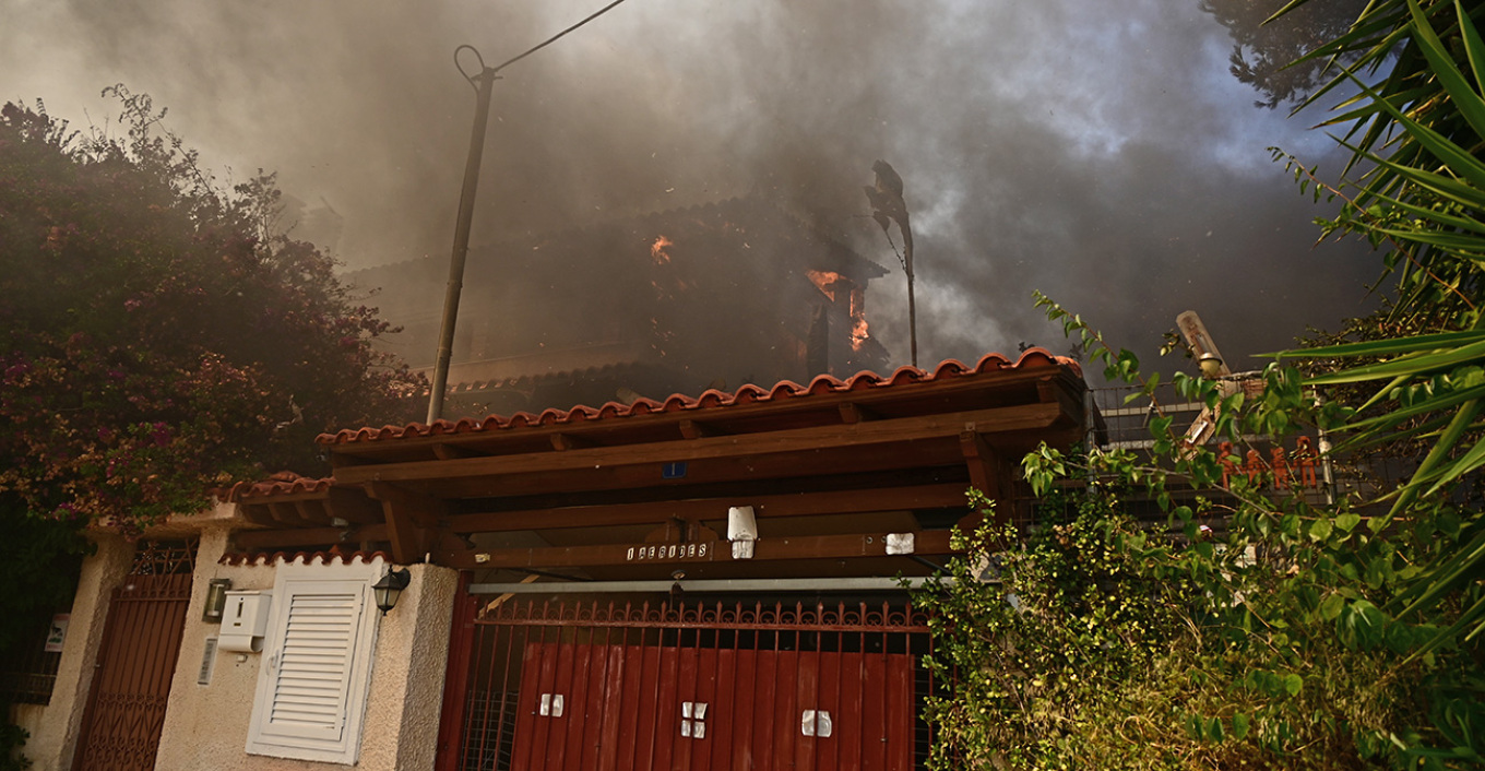 Ανεξέλεγκτο το πύρινο μέτωπο από την φωτιά στον Κουβαρά - Καίγονται σπίτια - Bίντεο 