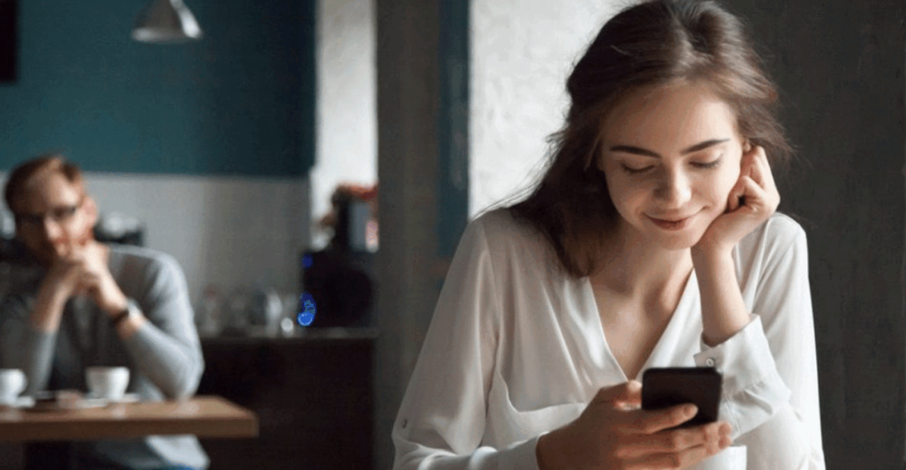 Online φλερτ και ψυχολογία: Πώς επηρεάζει την εικόνα του συντρόφου σου
