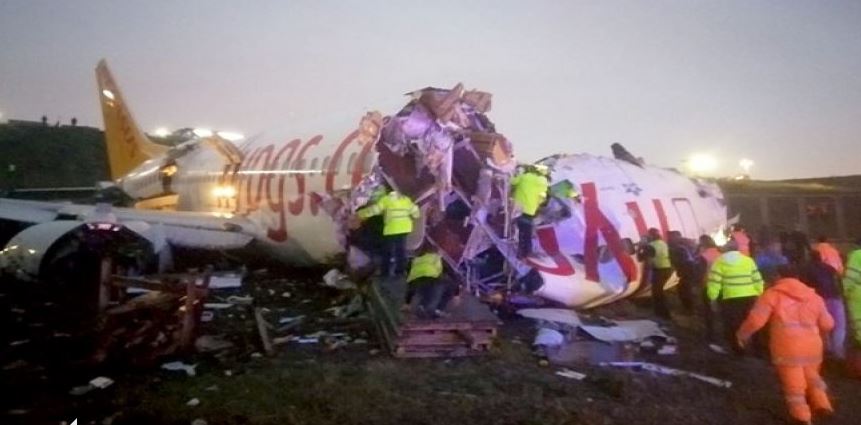 ΣΥΝΤΡΙΒΗ ΑΕΡΟΣΚΑΦΟΥΣ: Βίντεο δείχνει επιβάτες με αίματα να απομακρύνονται- Το αεροπλάνο μοίαζει να έχει καταστραφει πλήρως