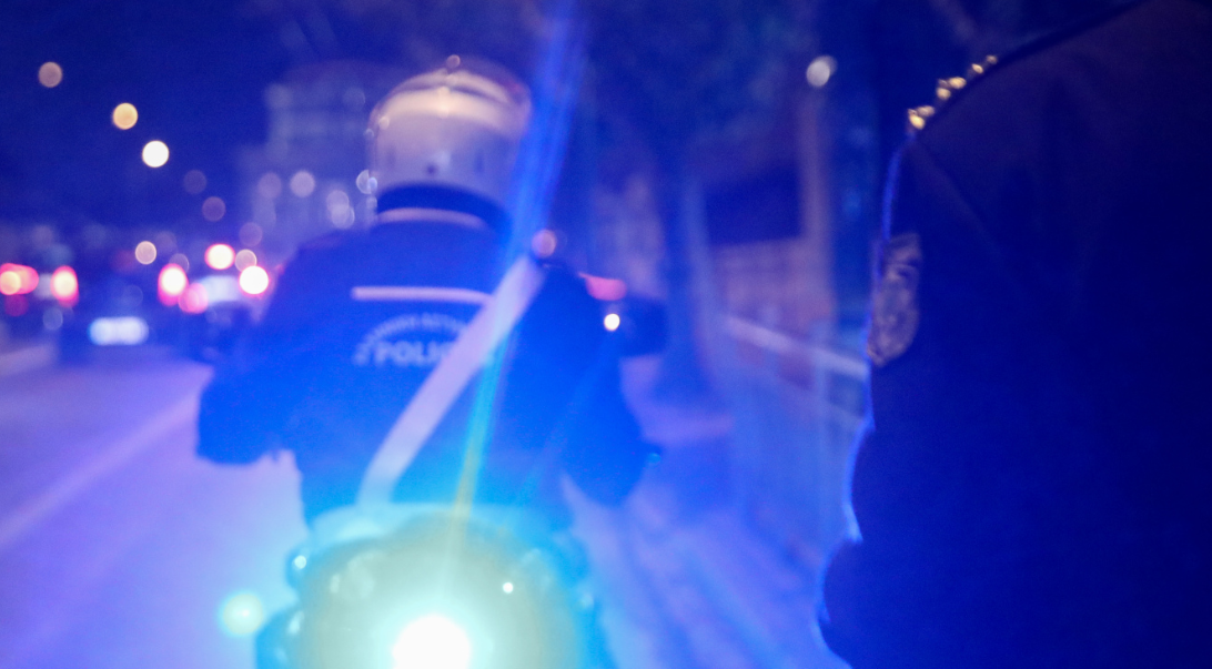 Σοκαριστικό τροχαίο στη Βούλα: Ταξί συγκρούστηκε με μηχανή, τραυματίστηκε σοβαρά ο μοτοσικλετιστής