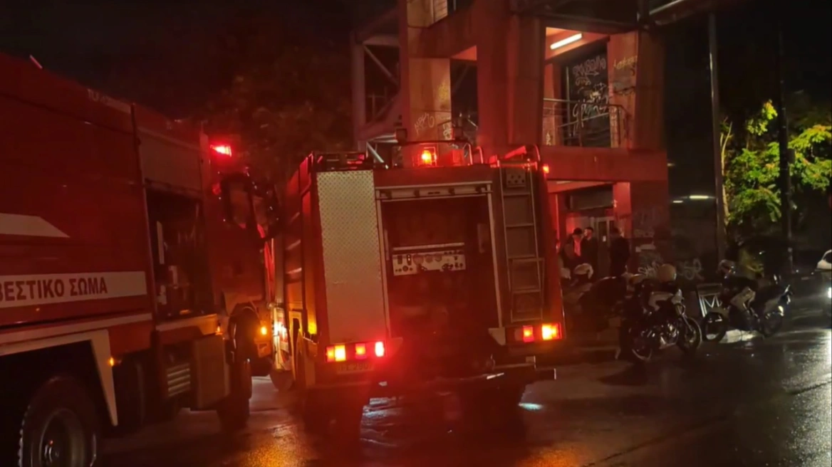 Κάηκαν δύο οχήματα και τρεις μηχανές έξω από κτήριο στο Γαλάτσι