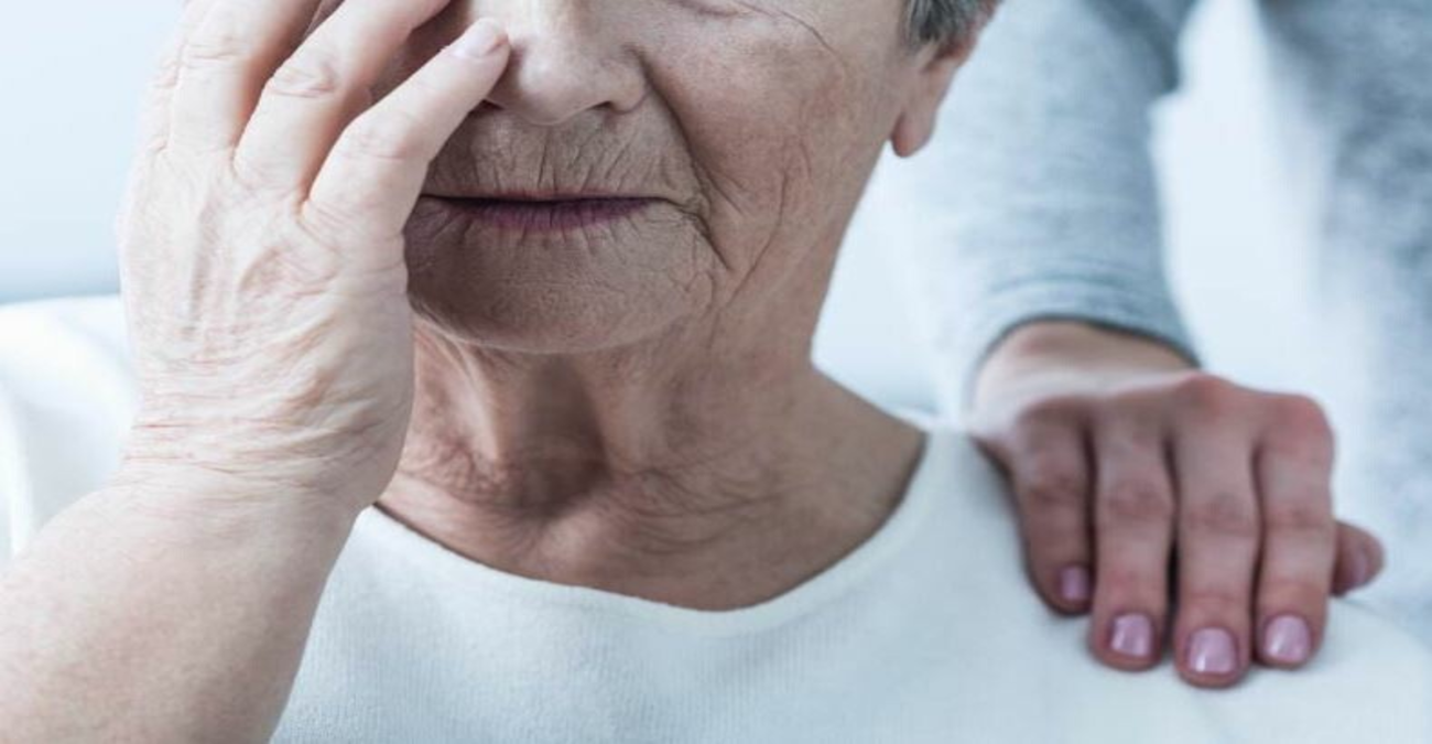 Νόσος Αλτσχάιμερ: Οι τρεις παράγοντες που αυξάνουν τον κίνδυνο στους άνω των πενήντα