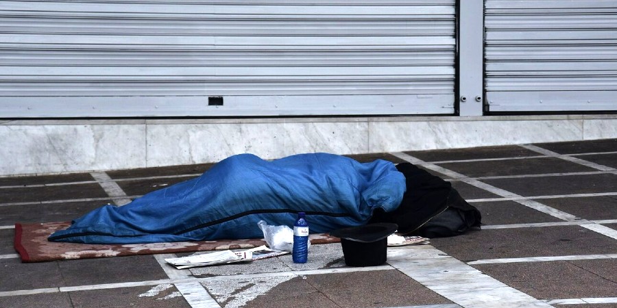 Ελλάδα: Άστεγος άφησε την τελευταία του πνοή στην πλατεία Αριστοτέλους – Τον νίκησε η παγωνιά