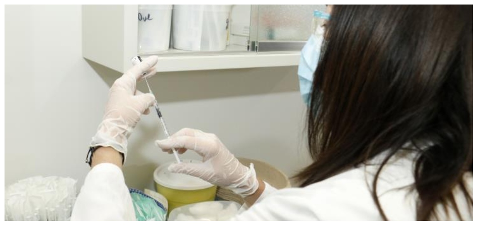 ΠΑΦΟΣ: Συνεχίζονται οι εμβολιασμοί στο ΓΝ Πάφου για επαγγελματίες υγείας και πολίτες άνω των 80