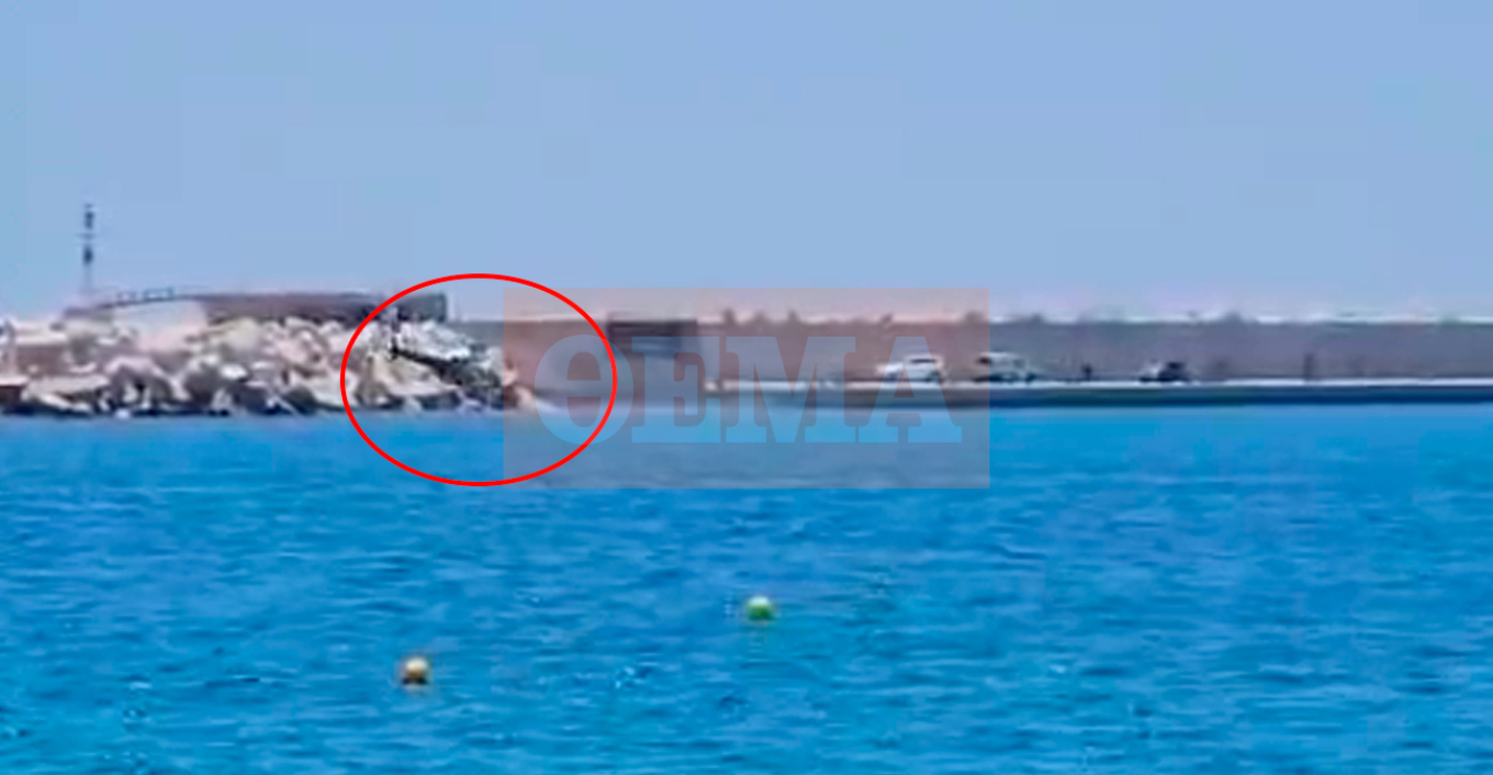 VIDEO: Συναγερμός στην Ελλάδα - Ελικόπτερο έπεσε κοντά στη Μαρίνα Βουλιαγμένης