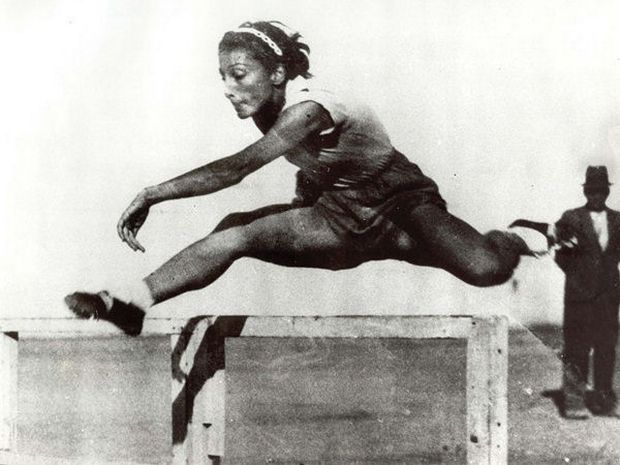 Η Δομνίτσα Λανίτου από τη Λεμεσό έτρεξε σε δύο Ολυμπιάδες. Κατέρριψε 30 φορές το Πανελλήνιο Ρεκόρ και ο Παλαμάς της αφιέρωσε ποίημα