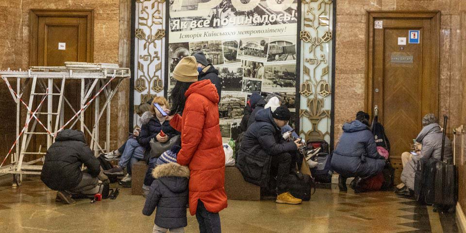 Δραματικές ώρες στο Κίεβο: Πάνω από 15.000 άμαχοι βρήκαν καταφύγιο στα υπόγεια του μετρό - Δείτε εικόνες και βίντεο