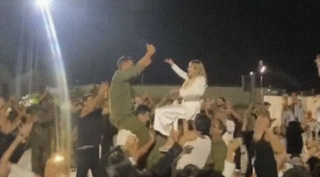 Ούτε η επιστράτευση δεν τους πτόησε - Ισραηλινό ζευγάρι έκανε το γαμήλιο πάρτι του σε στρατιωτική βάση - Δείτε βίντεο