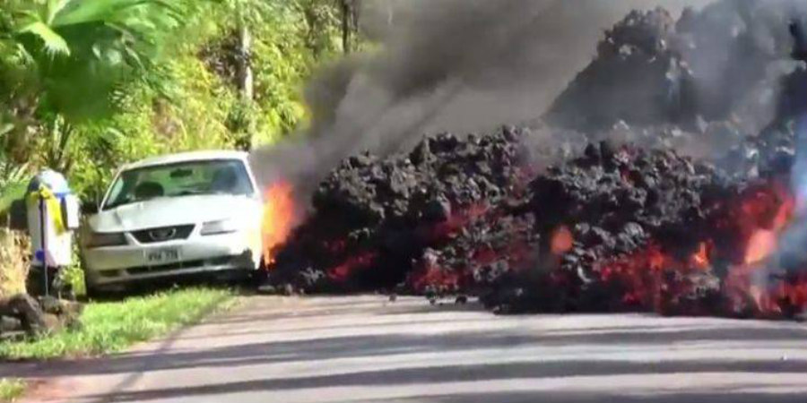 ΧΑΒΑΗ: Η στιγμή που λάβα ηφαιστείου 'καταπίνει' αυτοκίνητο - VIDEO