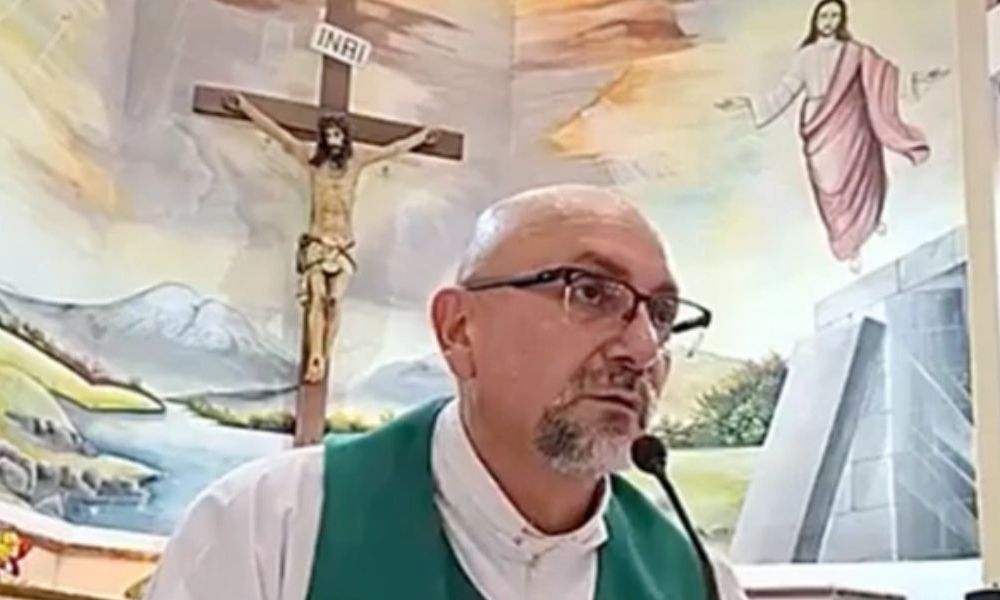 Video: Τα ανατριχιαστικά τελευταία λόγια του ιερέα που καταπλακώθηκε από σταυρό κατά τη Θεία Λειτουργία