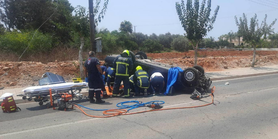 Ανατράπηκε όχημα στην Αγία Νάπα - Εγκλωβίστηκε ο 55χρονος οδηγός - Φωτογραφία από το σημείο 