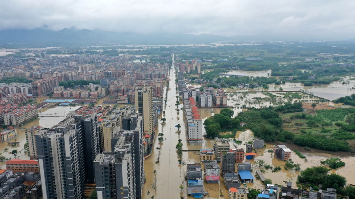 «Πνίγεται» από τις ισχυρές βροχοπτώσεις η νότια Κίνα - Έντεκα αγνοούμενοι, δείτε βίντεο και φωτογραφίες