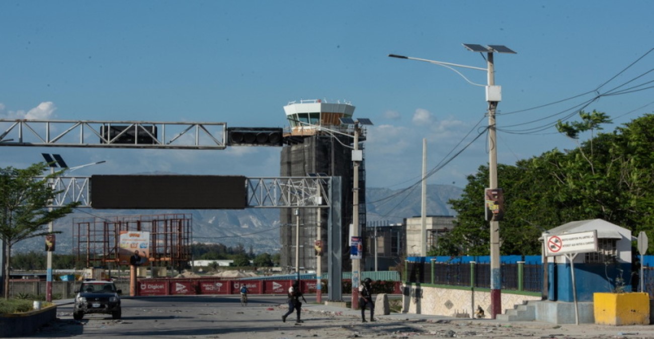 Θρίλερ στην Aϊτή: Συμμορίες απειλούν με εμφύλιο κι επιτίθενται σε αεροδρόμιο για να μη... γυρίσει ο πρωθυπουργός