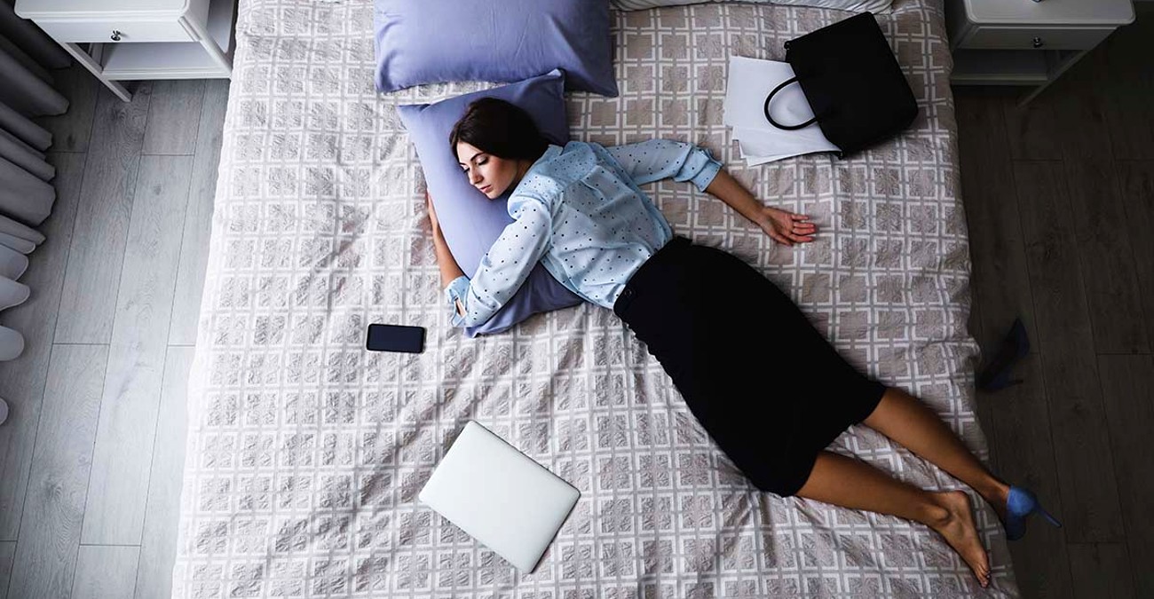 Ξαπλώνεις στο κρεβάτι με τα ρούχα; Ίσως σε επηρεάζει - Ο κίνδυνος για την υγεία