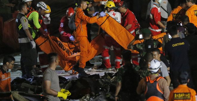 Εντοπίστηκαν 6 σοροί στην θάλασσα- Καμιά ελπίδα για επιζώντες από την αεροπορική τραγωδία 