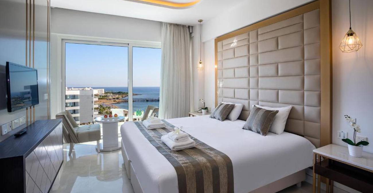 Σκέφτεστε για γιορτές δίπλα από τη θάλασσα; Αυτά τα ξενοδοχεία στον Πρωταρά είναι ανοιχτά ολόχρονα - Λίστα