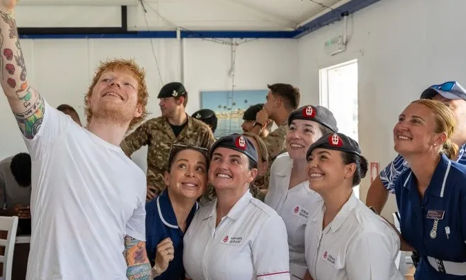 Ed Sheeran: Επισκέφθηκε Βρετανικά στρατεύματα στη Δεκέλεια - Δείτε βίντεο