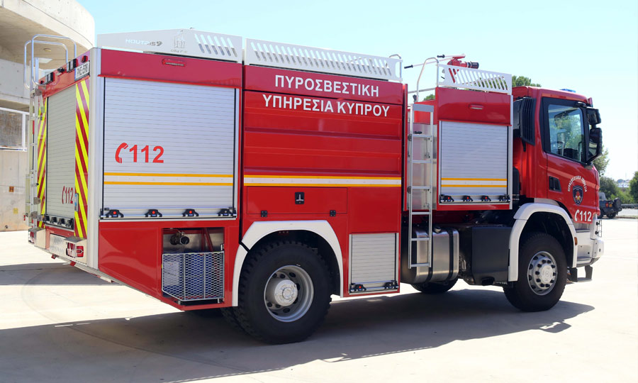 Περιπέτεια για δύο ποδηλάτες στην Αραδίππου - Παγιδεύτηκαν σε κανάλι με λάσπη, στο νοσοκομείο ο ένας