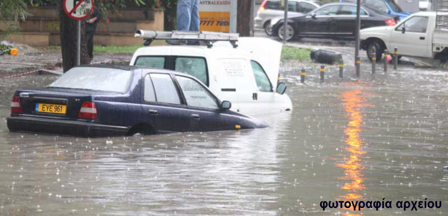 ΚΥΠΡΟΣ: 10 αυτοκίνητα με επιβαίνοντες ακινητοποιήθηκαν σε πλημμυρισμένους δρόμους- «Τρέχει» η Πυροσβεστική