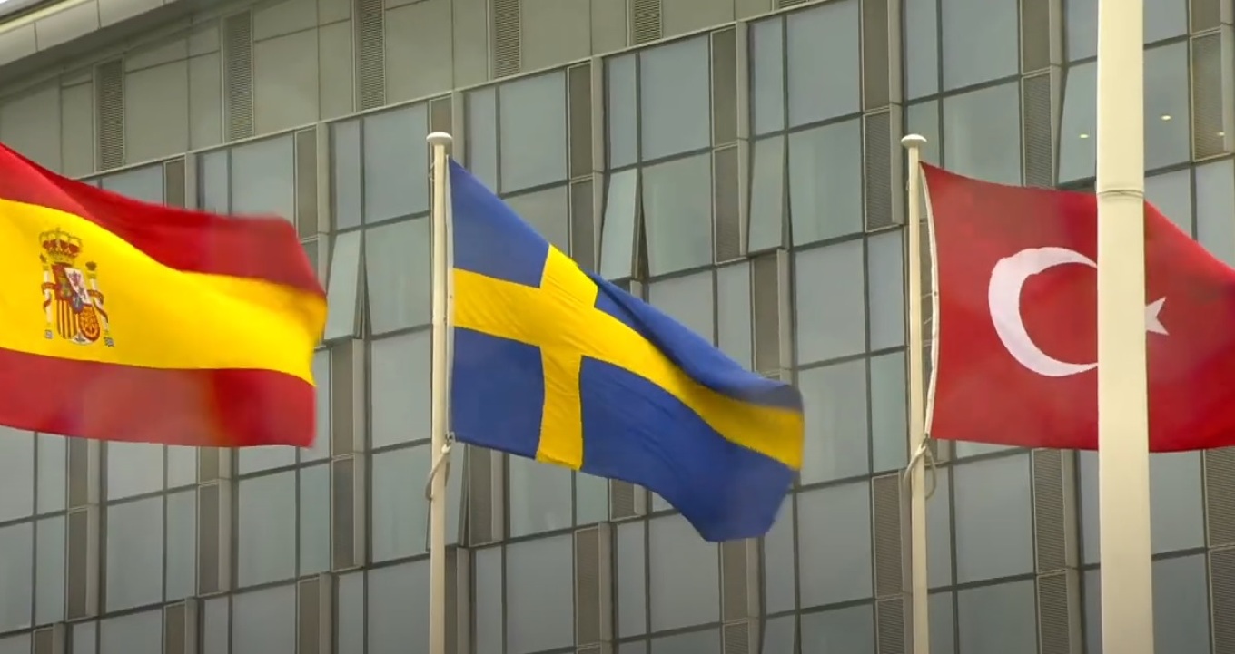 Το ΝΑΤΟ καλωσόρισε το 32ο μέλος του, τη Σουηδία - Η σημαία της χώρας υψώθηκε στην έδρα της Συμμαχίας