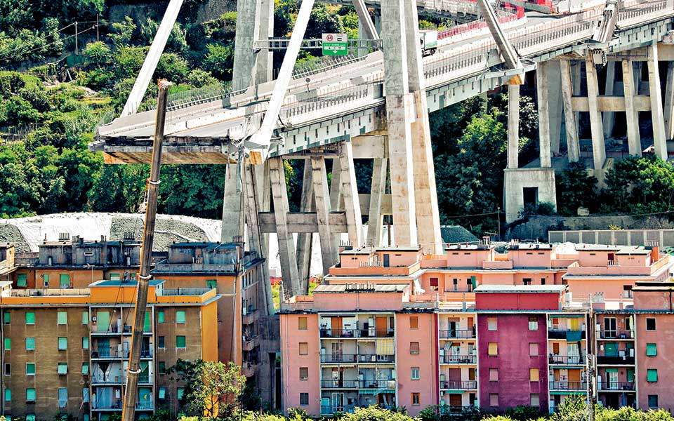 Λύπη και ταμείο αρωγής από την κατασκευάστρια εταιρεία της γέφυρας στη Γένοβα 
