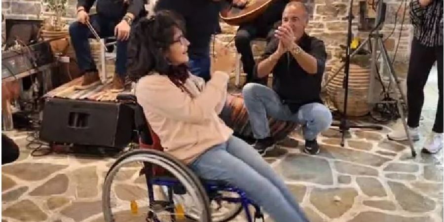 Λεβεντιά: Κορίτσι στην Αμοργό χορεύει «μπάλο» με... το αναπηρικό της αμαξίδιο και συγκινεί - Δείτε βίντεο