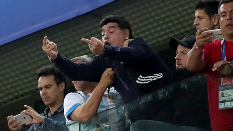 Θλιβερή εικόνα του Μαραντόνα στο Μουντιάλ. Έκανε άσεμνες χειρονομίες στο γκολ της Αργεντινής και έφυγε από το γήπεδο υποβασταζόμενος και φανερά «ζαλισμένος» VIDEO
