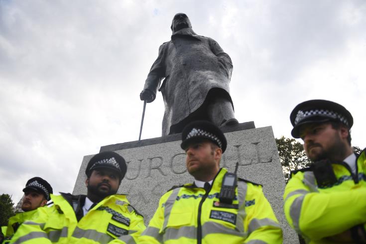 Αντιρατσιστική διαδήλωση στην Οξφόρδη απαιτεί αποκαθήλωση αμφιλεγόμενου αγάλματος