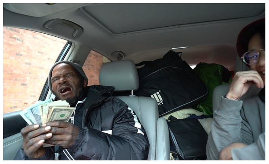 Βίντεο: Άστεγος ξεσπά σε λυγμούς όταν του χαρίζουν φάκελο γεμάτο με λεφτά