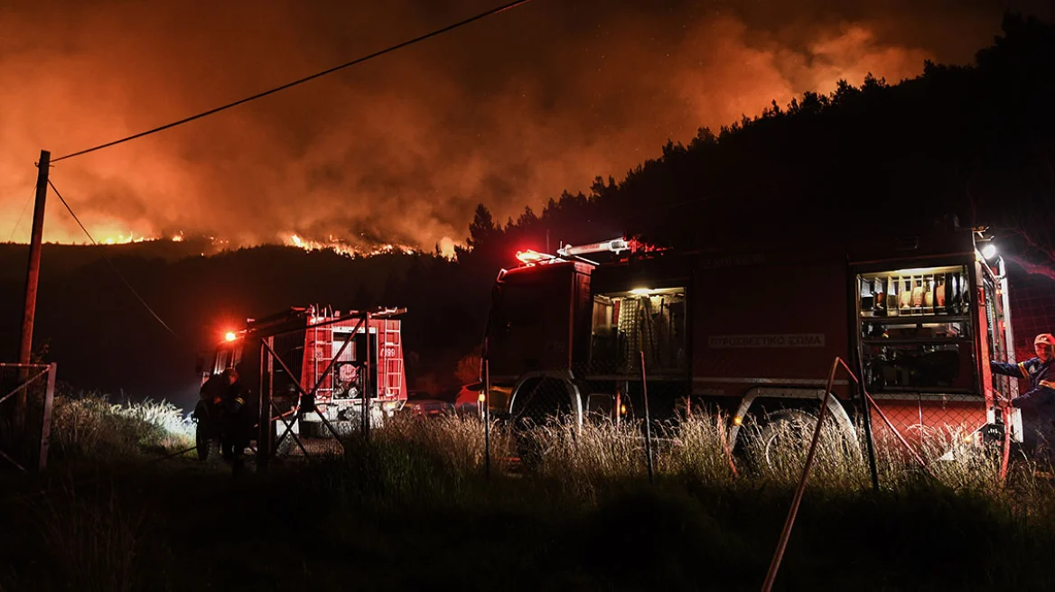 Δύσκολη νύχτα μετά τις δεκάδες πυρκαγιές σε όλη την Ελλάδα - Υψηλός ο κίνδυνος πυρκαγιάς και αύριο