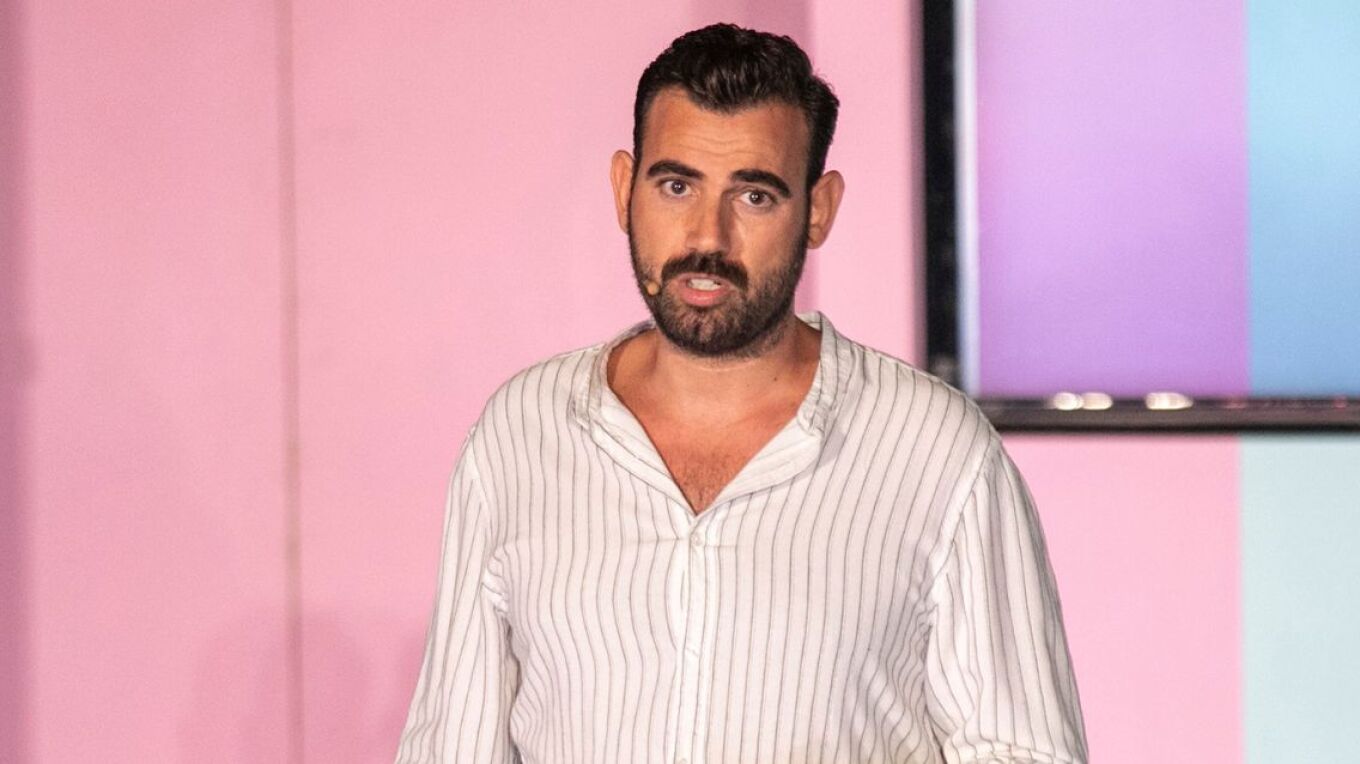 Ο Νίκος Πολυδερόπουλος επέστρεψε στο θέατρο λίγες ημέρες μετά τον θάνατο του 28χρονου αδερφού του
