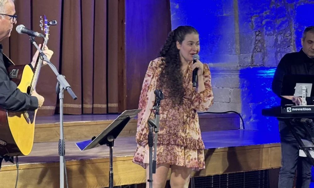 Συγκινητικό: Μάγεψε την Κρήτη η Νεφέλη Αντωνίου από την Κύπρο, που τραγουδάει αλλά δεν μιλάει - Δείτε βίντεο