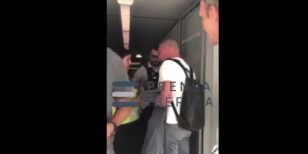 Kαβγάς Βαρουφάκη με αστυνομικό στο αεροδρόμιο του Παρισιού: «Είσαι ένα προβληματικό μέλος της αστυνομίας» - VIDEO
