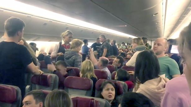 Μεθυσμένος επιβάτης αεροπλάνου προσπάθησε να ανοίξει την πόρτα και προκάλεσε πανικό